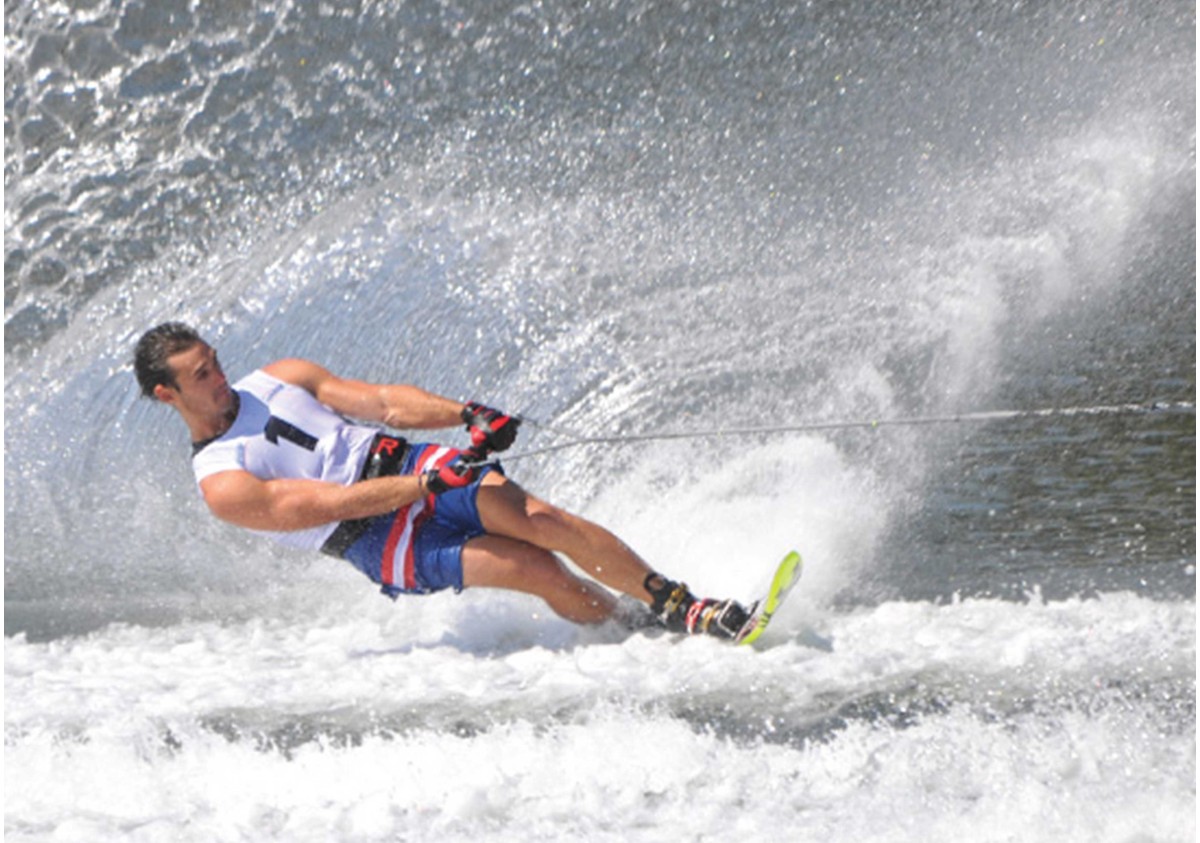 LE SKI NAUTIQUE: LA GLISSE EN TOUTES CIRCONSTANCES LE SKI NAUTIQUE: LA GLISSE EN TOUTES CIRCONSTANCES